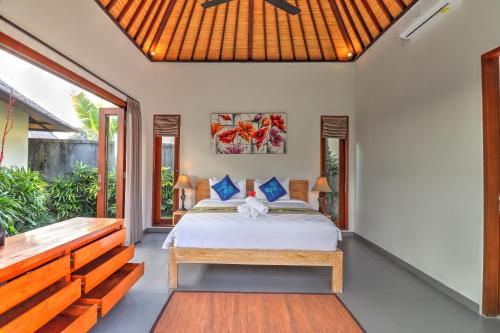 - une chambre avec un lit dans une villa dans l'établissement Villa Aprikot Ubud, à Ubud