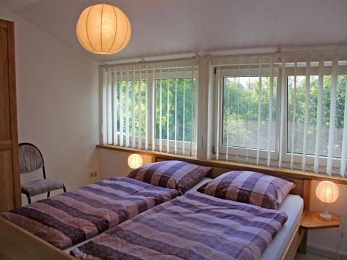 クリンクにあるFerienwohnungen Klink SEE 2600のベッドルーム1室(ベッド2台、窓2つ付)