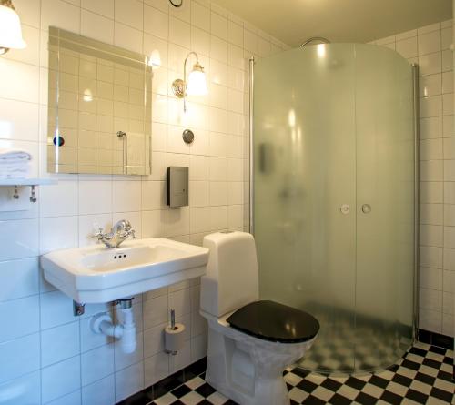 Phòng tắm tại Akademihotellet