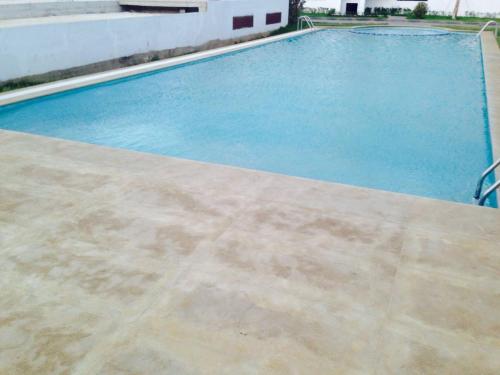 タンジェにあるAchakar Hills , Piscine , Vue & Accès à la merの建物内の青い水のプール