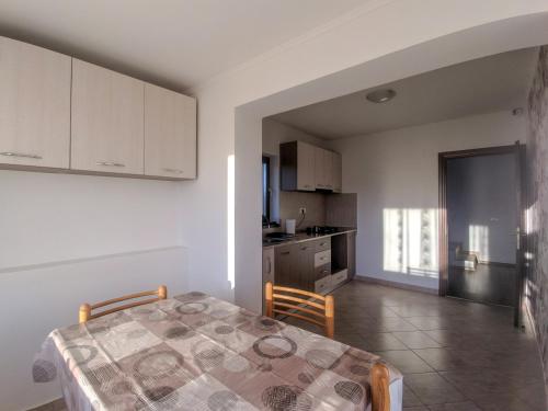 a kitchen and a dining room with a table in a room at Cazare Antonia in Curtea de Argeş