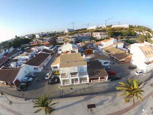 una vista aérea de una pequeña ciudad con casas en Apartamentos en Paseo Maritimo, en El Rompido