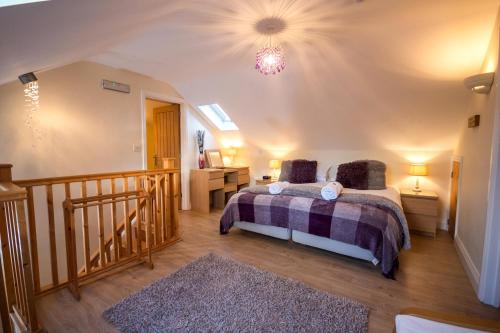 A bed or beds in a room at Mollett's Farm 