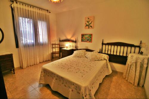 Un dormitorio con una cama grande y una ventana en Apartamento Añon, en Cabana de Bergantiños