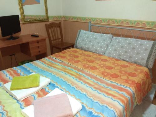 1 dormitorio con 1 cama con mesa y espejo en Astra, en Nápoles