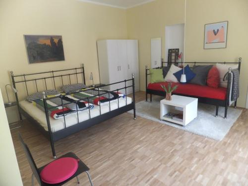 Villa Jordan في راديبول: غرفة نوم مع سريرين بطابقين وأريكة
