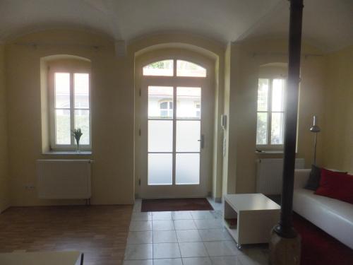 een woonkamer met 2 ramen en een bank bij Villa Jordan in Radebeul