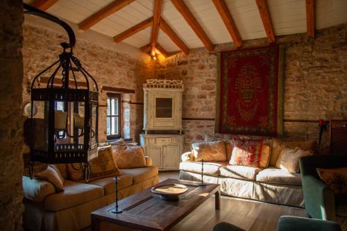 ein Wohnzimmer mit 2 Sofas und einem Tisch in der Unterkunft Epoches Luxury Suites in Karpenisi