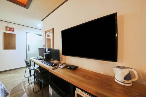 TV a/nebo společenská místnost v ubytování K2 Motel