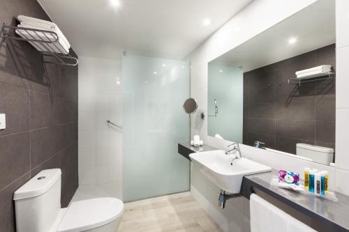 uma casa de banho com um WC branco e um lavatório. em Hotel Tropical Park em Callao Salvaje