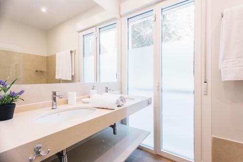 un baño con lavabo y espejo en Minty Stay - Palmera, en Sevilla