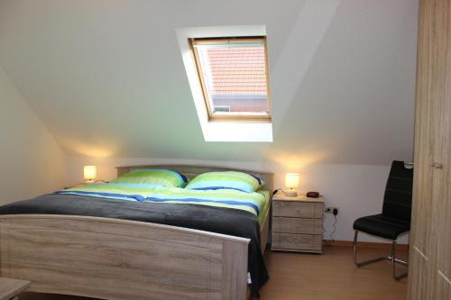 Tempat tidur dalam kamar di Ferienwohnung Vier Sterne