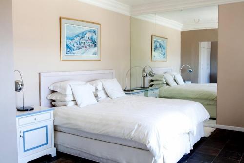 Säng eller sängar i ett rum på 123 Ocean View Drive Apartment