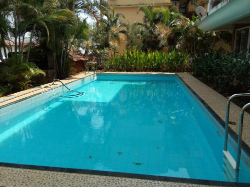 a large blue swimming pool with blue water at River view apartments in Cavelossim