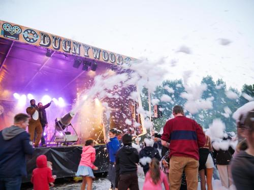 a crowd of people standing in front of a stage at Camping Officiel Siblu Domaine de Dugny in Onzain