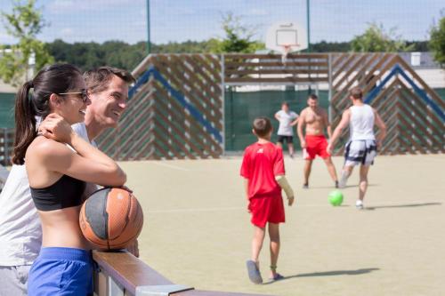 Photo de la galerie de l'établissement Camping Officiel Siblu Domaine de Dugny, à Onzain
