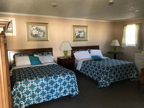マートルビーチにあるRiviera Motor Lodgeのホテルルーム ベッド2台&ランプ2つ付