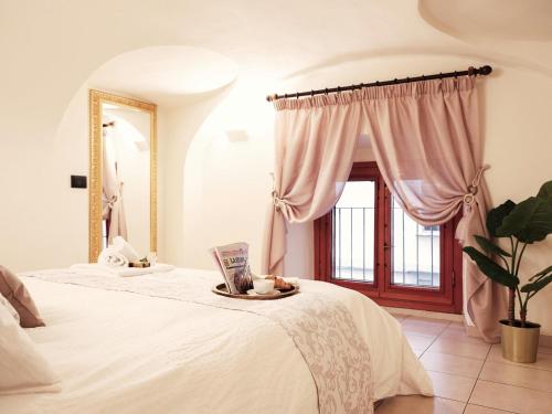 1 Schlafzimmer mit 2 Betten und einem Fenster in der Unterkunft Suite San Domenico in Turin