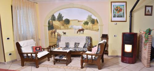 un soggiorno con un dipinto di cavalli sul muro di B&B Mitzixeddas a Màndas
