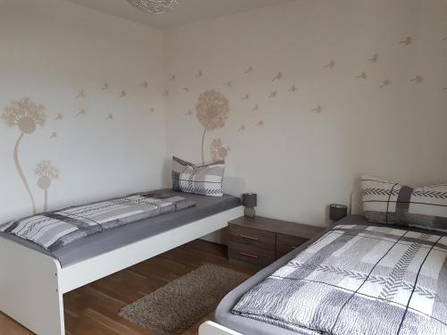ジンスハイムにあるFerienwohnung Leonのベッド2台(壁に星が描かれたベッドルーム内)
