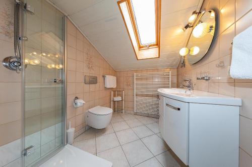 クリュンにあるFerienhaus Alpenzauberのバスルーム(トイレ、シャワー、シンク付)
