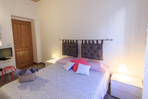 a bedroom with a bed with pink and white pillows at CAMERA PRIVATA A 20 METRI DAL MARE in Varazze