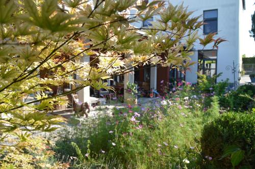 a garden with flowers in front of a building at Bootshaus in Eisenstadt