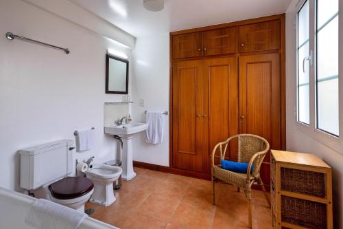 フンシャルにあるOurMadeira - Loja da Lenha, charmingのバスルーム(トイレ、洗面台、テーブル付)