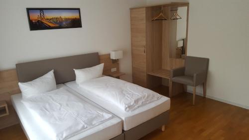 
a hotel room with a bed and a desk at ITM Hotel Deutsches Haus in Hamburg
