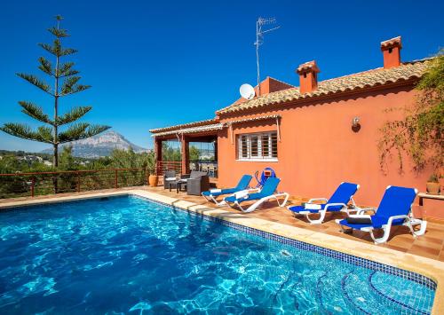 A piscina localizada em Azahara ou nos arredores