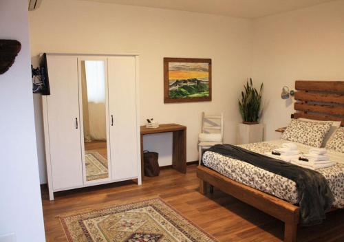 um quarto com uma cama e uma porta com um espelho em B&B Casa Zuane em Rivoli Veronese