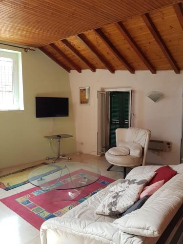 uma sala de estar com um sofá e uma televisão em Liguria-Relax em Villa Faraldi