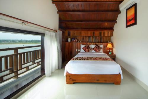 Кровать или кровати в номере Threeway Riverside Villa