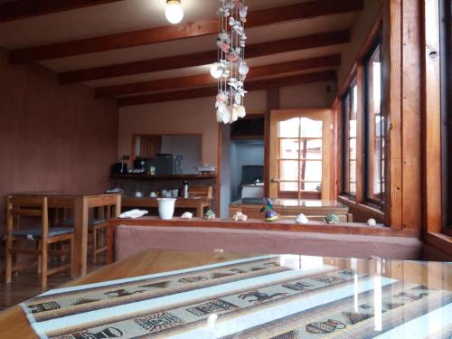 a kitchen and dining room with a table and chairs at Hostal Casa Turipite in San Pedro de Atacama