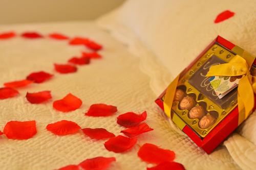 a box of candy and red flowers on a table at Pousada Varanda Colibri in Monte Verde