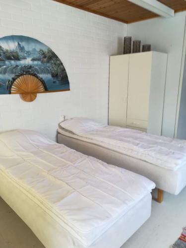 - 2 lits dans une chambre aux murs blancs dans l'établissement Köpsintie 4, à Pyhäjärvi