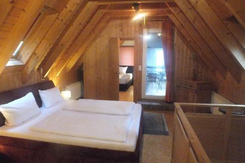 um quarto com uma cama grande num chalé de madeira em Rheinufer-Lodge in Leverkusen-Hitdorf-mit Blick auf den Rhein - Zentral an der A1 und der 59 em Leverkusen