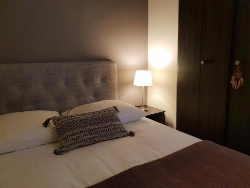 ストラスブールにあるStrasbourg Centre Epineのベッドルーム(枕、ランプ付)