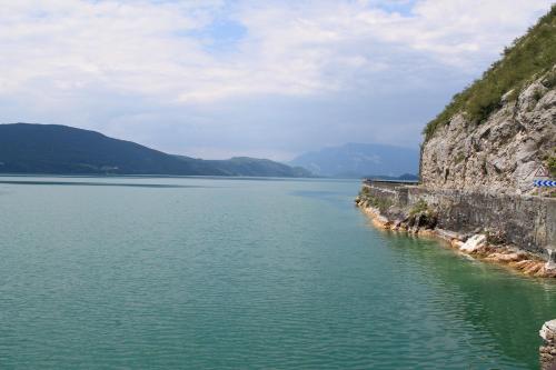 a large body of water next to a mountain at Goute la vie in Marchamp