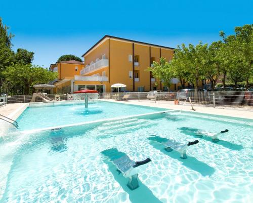 ein Schwimmbad mit zwei Enten im Wasser in der Unterkunft Hotel Giuliana in Cervia