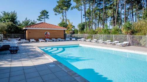 Swimmingpoolen hos eller tæt på Vacancéole - Le Domaine des Grands Lacs