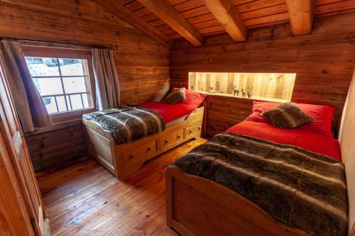 AyentにあるChez « Adèle »の丸太小屋のベッドが2つある寝室