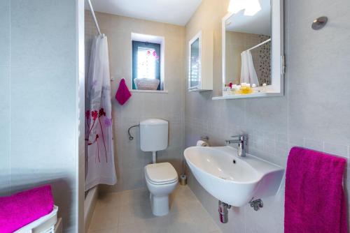 La salle de bains est pourvue d'un lavabo, de toilettes et d'un miroir. dans l'établissement Mariposa, à Dubrovnik