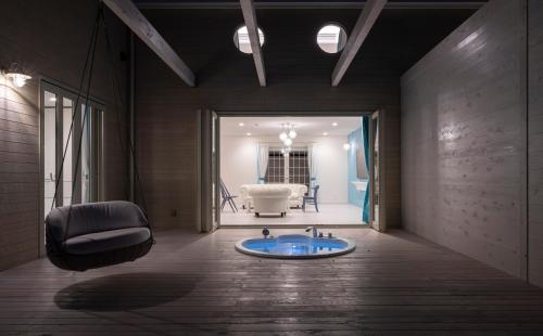 La salle de bains est pourvue d'une baignoire. dans l'établissement Aquaholic Iritahama, à Shimoda