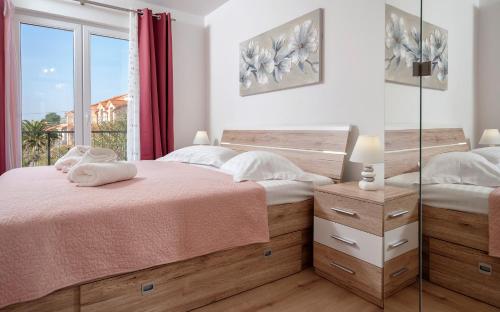 2 Betten in einem Schlafzimmer mit Fenster in der Unterkunft Antonella in Vrboska