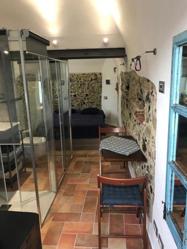 een kamer met een bed en een tafel en stoelen bij Le Ciappe Castelbianco Cielo CITR 9020-BEB-0003 in Castelbianco
