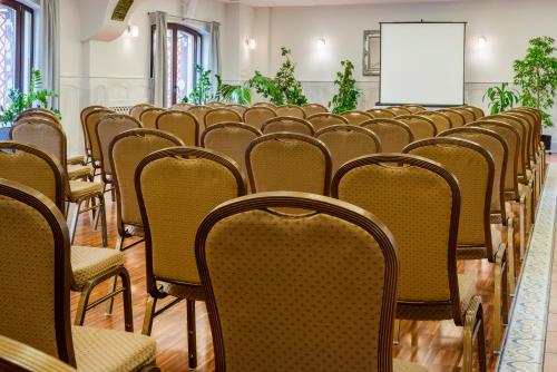 a row of chairs in a room with a whiteboard at Dworek 1885 in Ostrzeszów