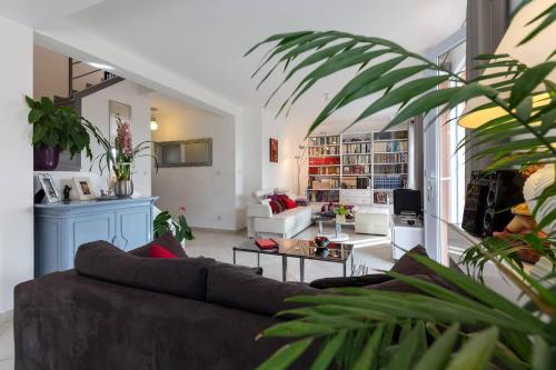 un salon avec un canapé et une table dans l'établissement Villa tout équipée avec SPA, à Cagnes-sur-Mer