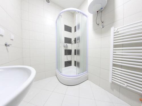 een witte badkamer met een bad en een wastafel bij Libero in Sarajevo