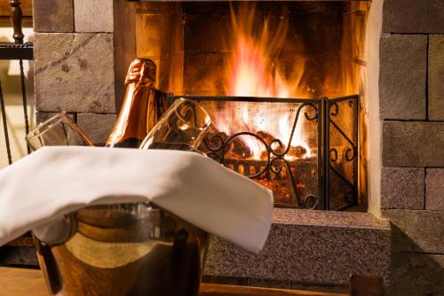 a stove with a fire in a fireplace at Vila Suzana Parque Hotel in Canela